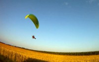 Cruising Deluxe with a Paramotor